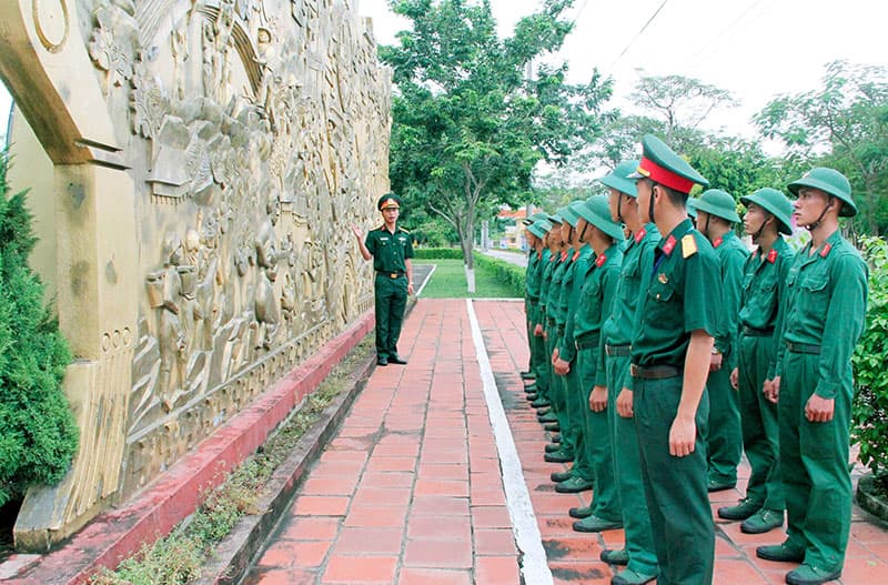 Coi trọng xây dựng đảng bộ vững mạnh về chính trị, tư tưởng, tổ chức và đạo đức