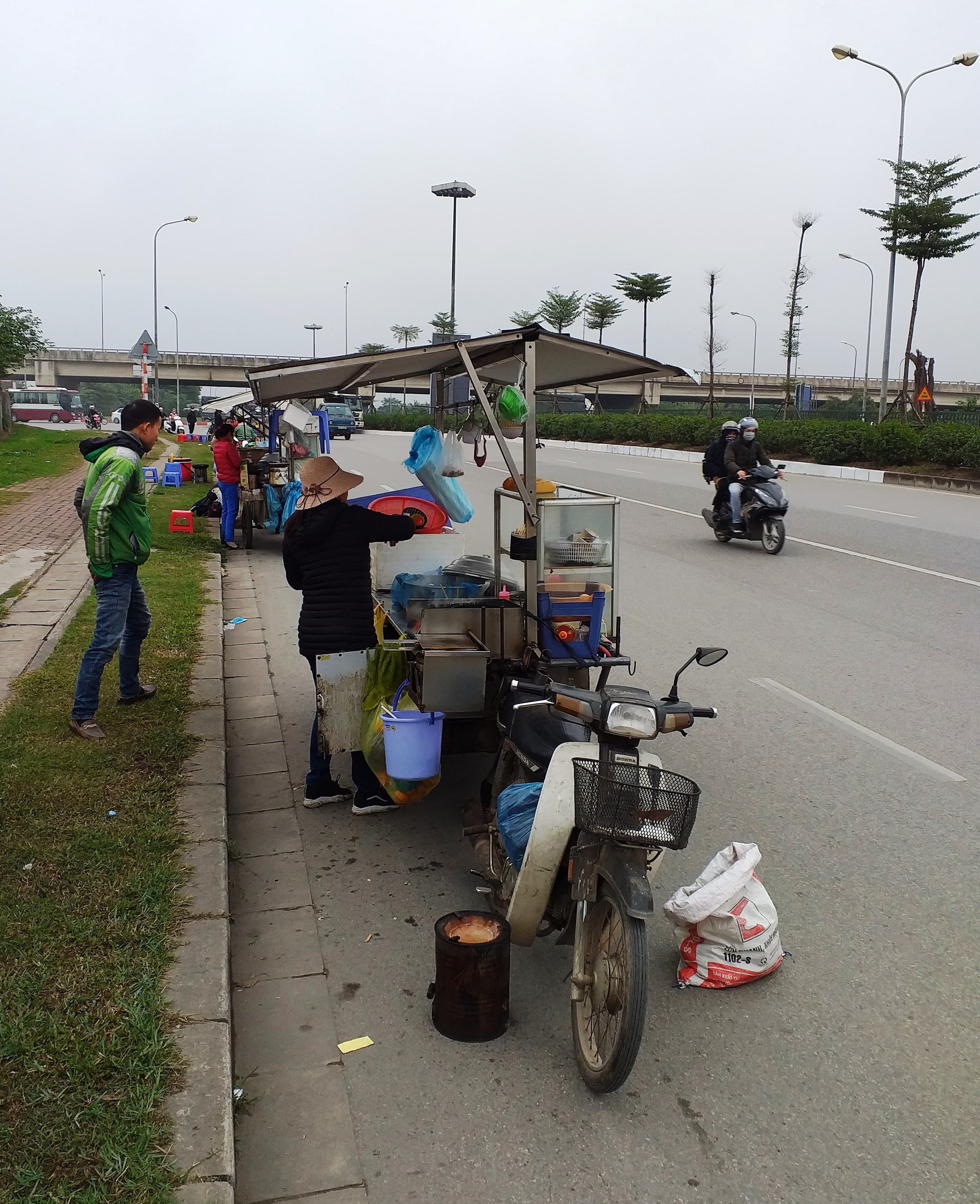 Hàng rong lấn chiếm lòng đường