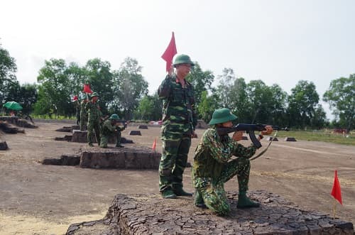 Hoa hồng bắn giỏi của binh nhì