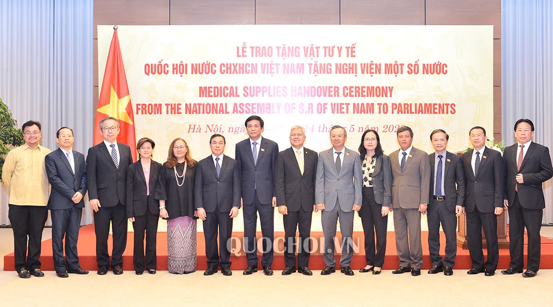 Quốc hội Việt Nam trao vật tư y tế tặng một số nghị viện