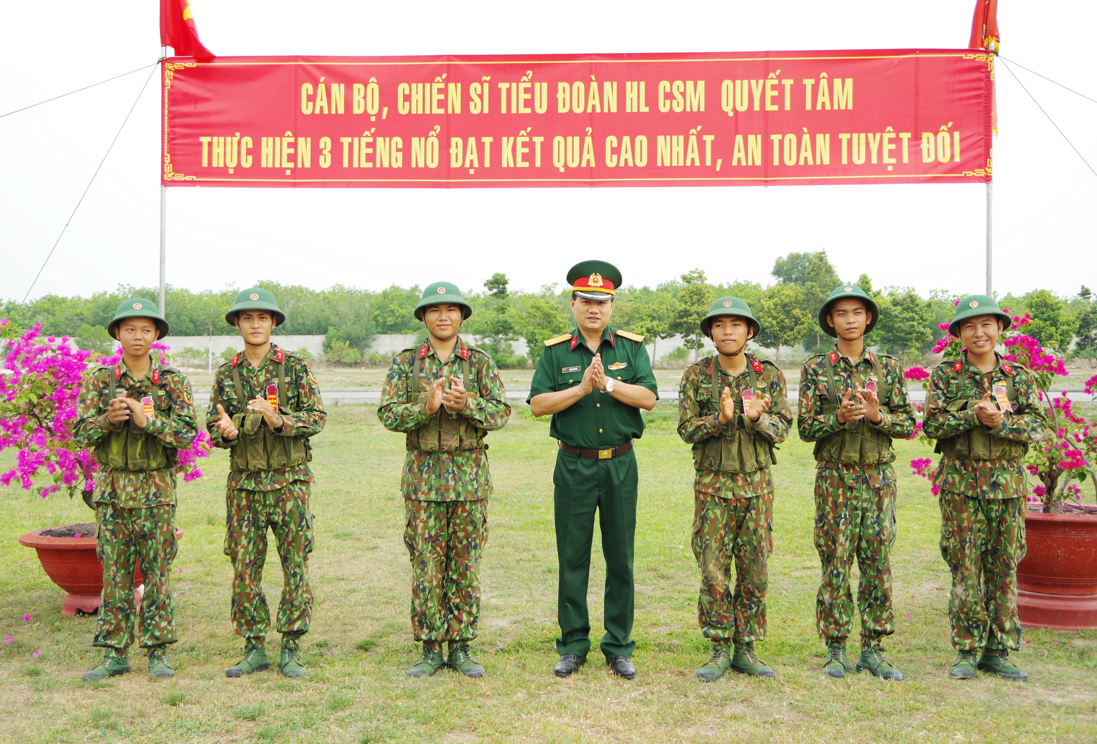 Chiến sĩ mới rực sắc hoa "3 tiếng nổ"