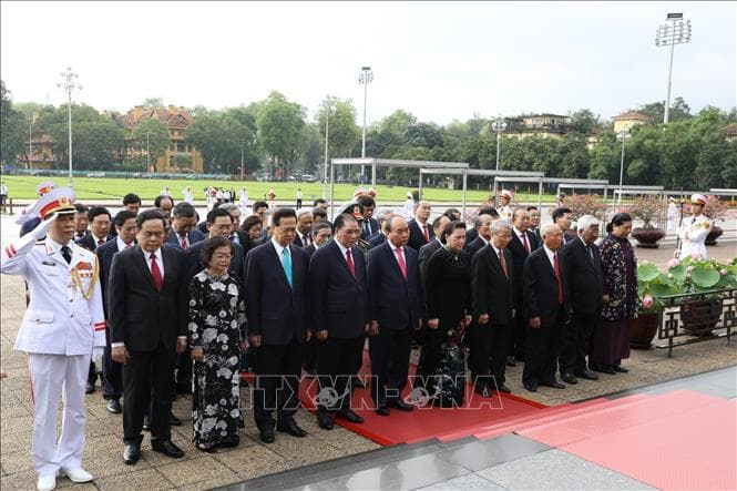 Lãnh đạo Đảng, Nhà nước, Quân đội đặt vòng hoa, vào Lăng viếng Chủ tịch Hồ Chí Minh