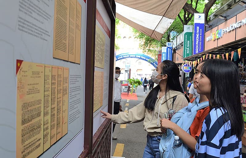 Triển lãm sách, tư liệu chủ đề “Hồ Chí Minh: Cuộc đời và sự nghiệp”