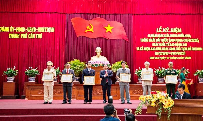 Trao Huy hiệu Đảng tặng các đồng chí nguyên là lãnh đạo địa phương và Quân khu 9