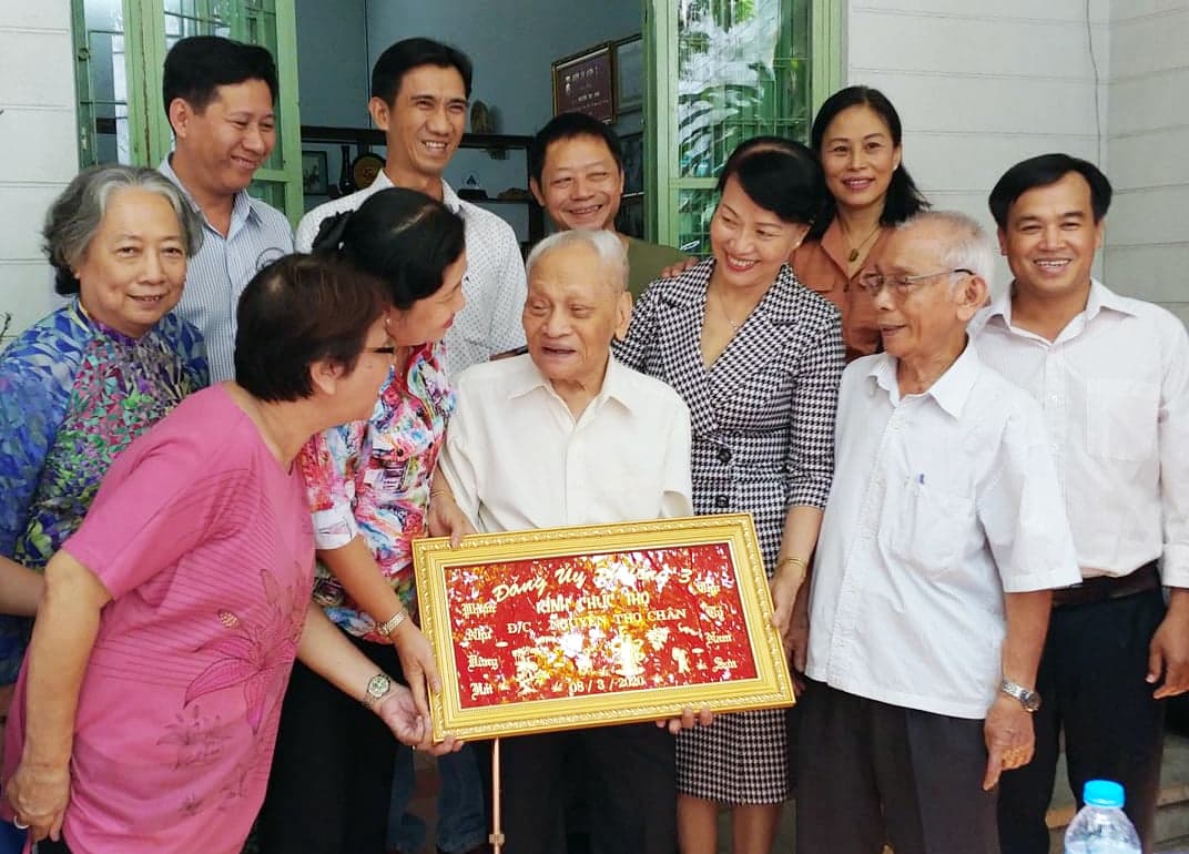 Sống đến ngày nay là nhờ có Đảng, Bác Hồ