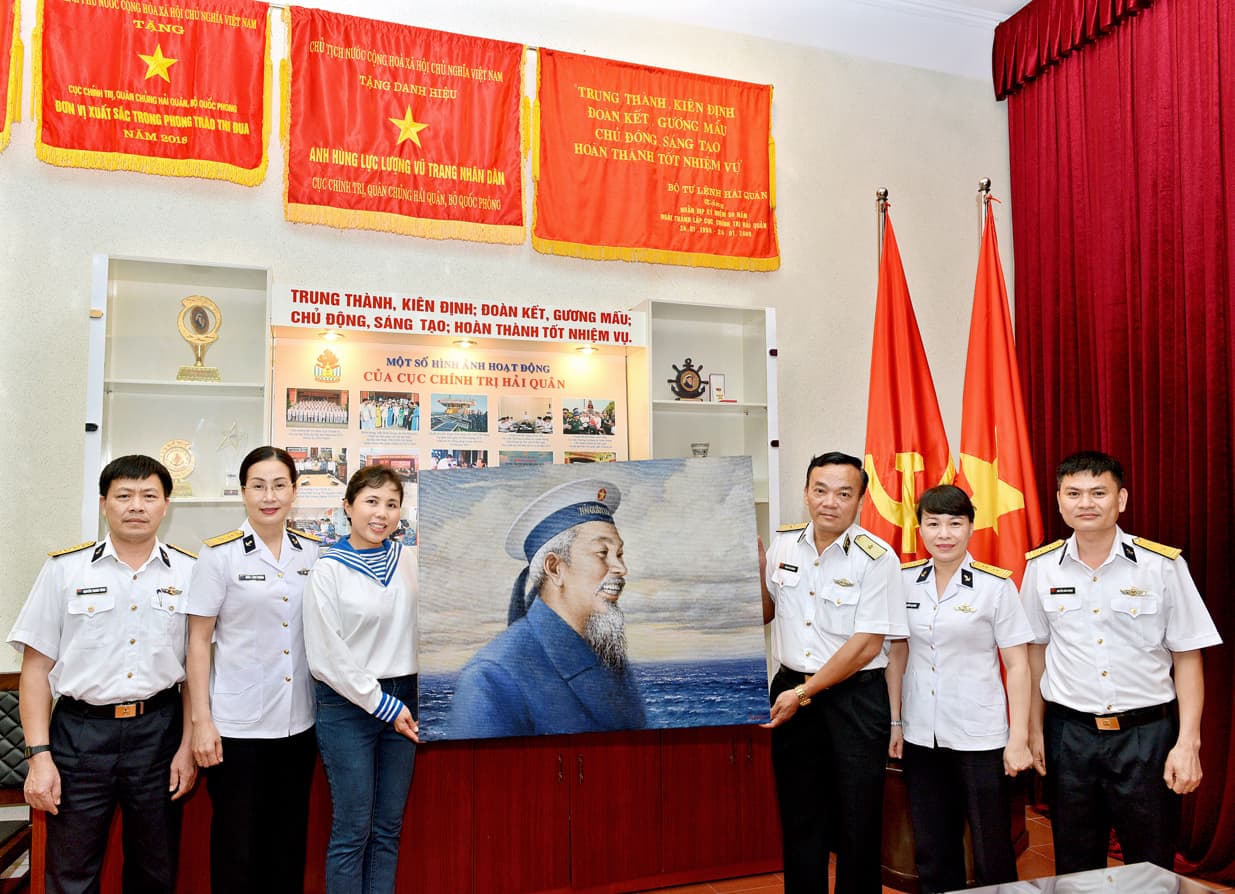 Họa sĩ Nguyễn Thu Thủy trao tranh chân dung Bác Hồ tặng Bộ tư lệnh Quân chủng Hải quân