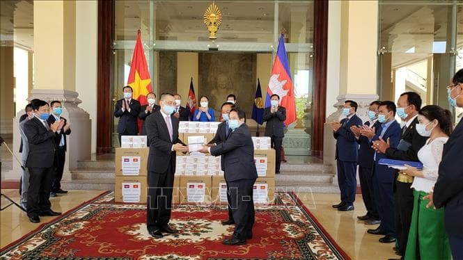 Quốc hội Việt Nam tặng Quốc hội và Thượng viện Campuchia 30.000 khẩu trang phòng, chống dịch Covid-19