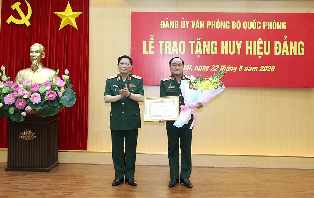 Trao Huy hiệu 40 năm tuổi Đảng tặng Thượng tướng Trần Đơn