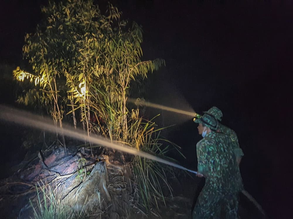 Quân khu 9 huy động hàng trăm cán bộ, chiến sĩ tham gia chữa cháy rừng