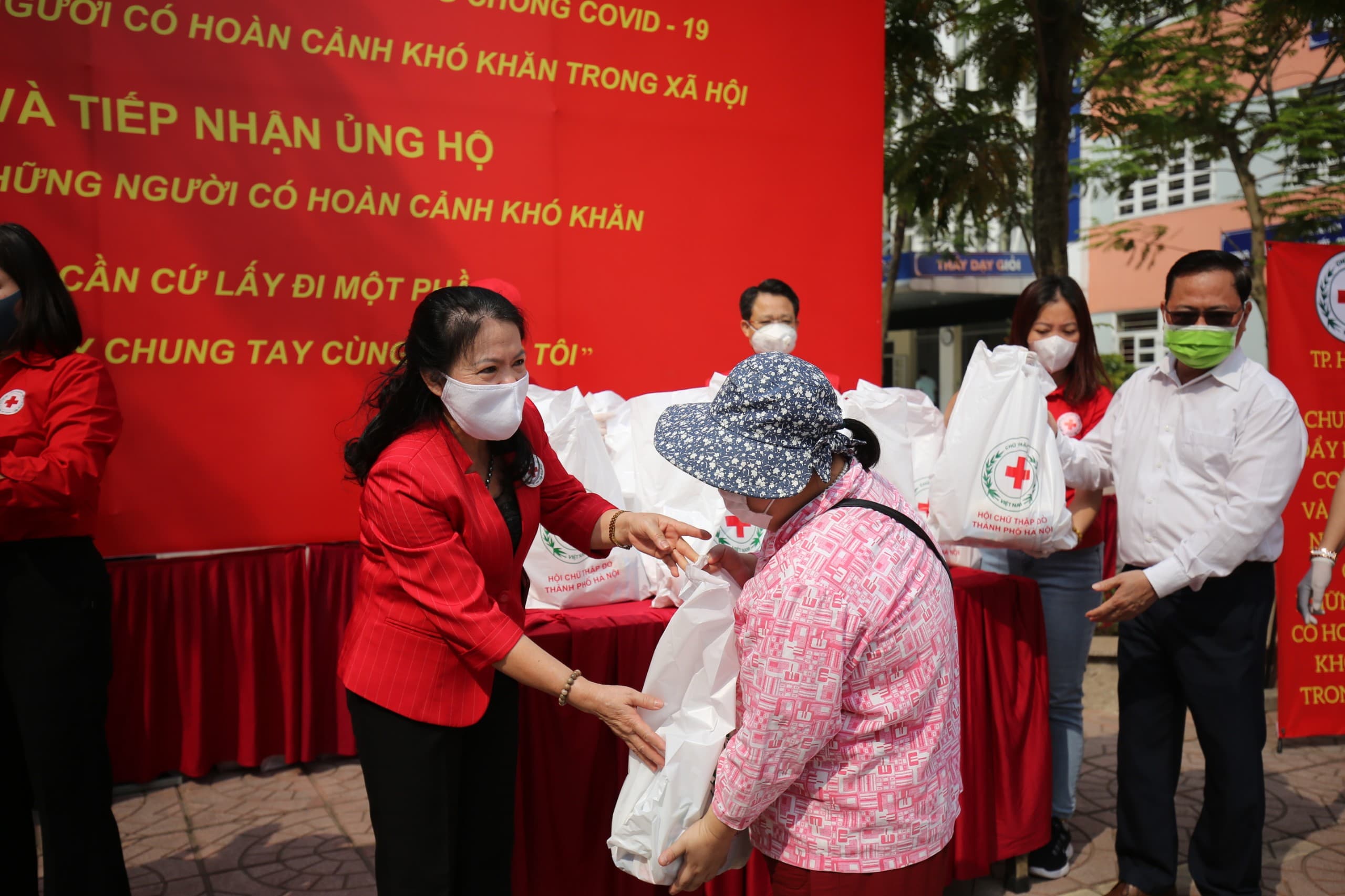 Đại dịch Covid-19 từ góc nhìn nhân đạo