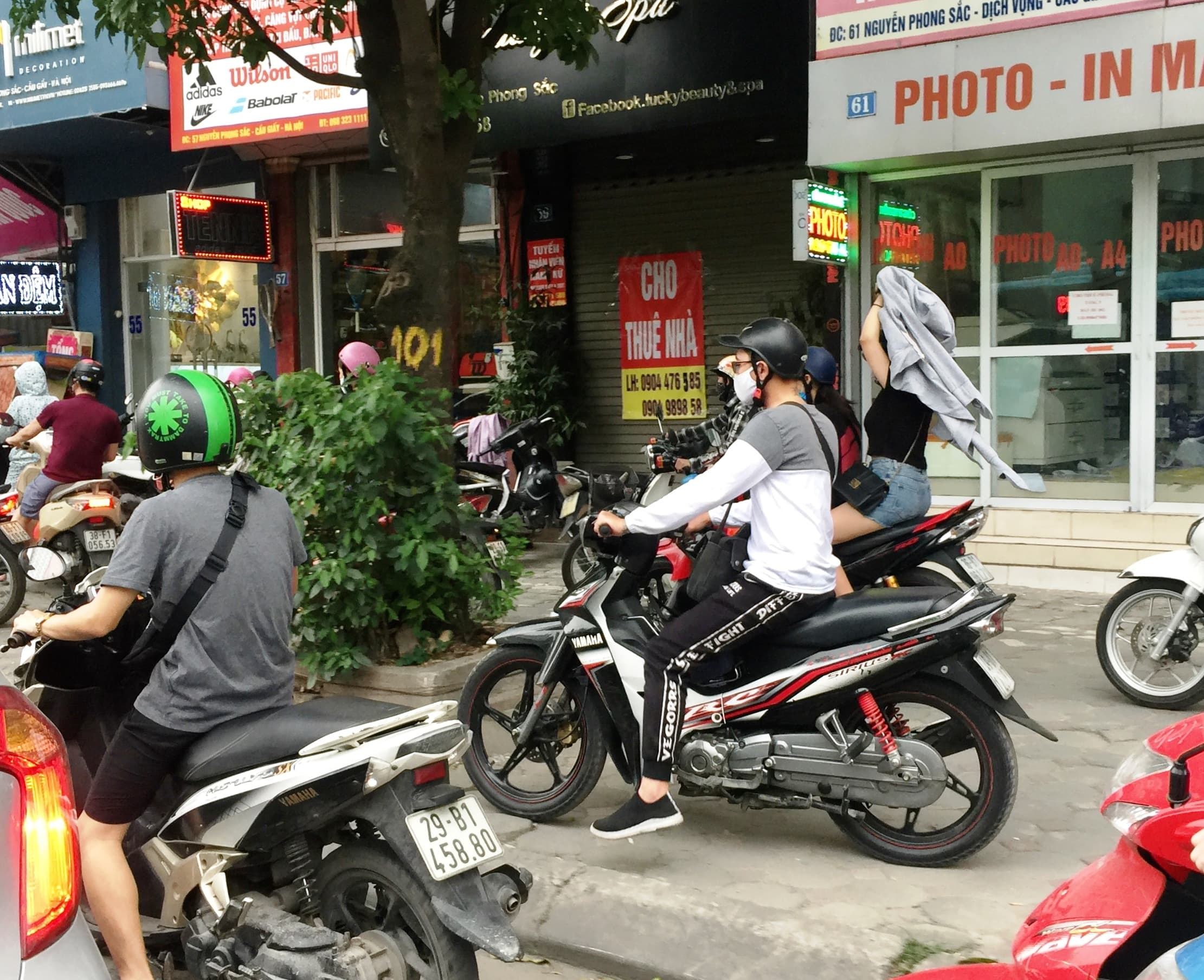 Xe đi lên vỉa hè, đường càng thêm tắc