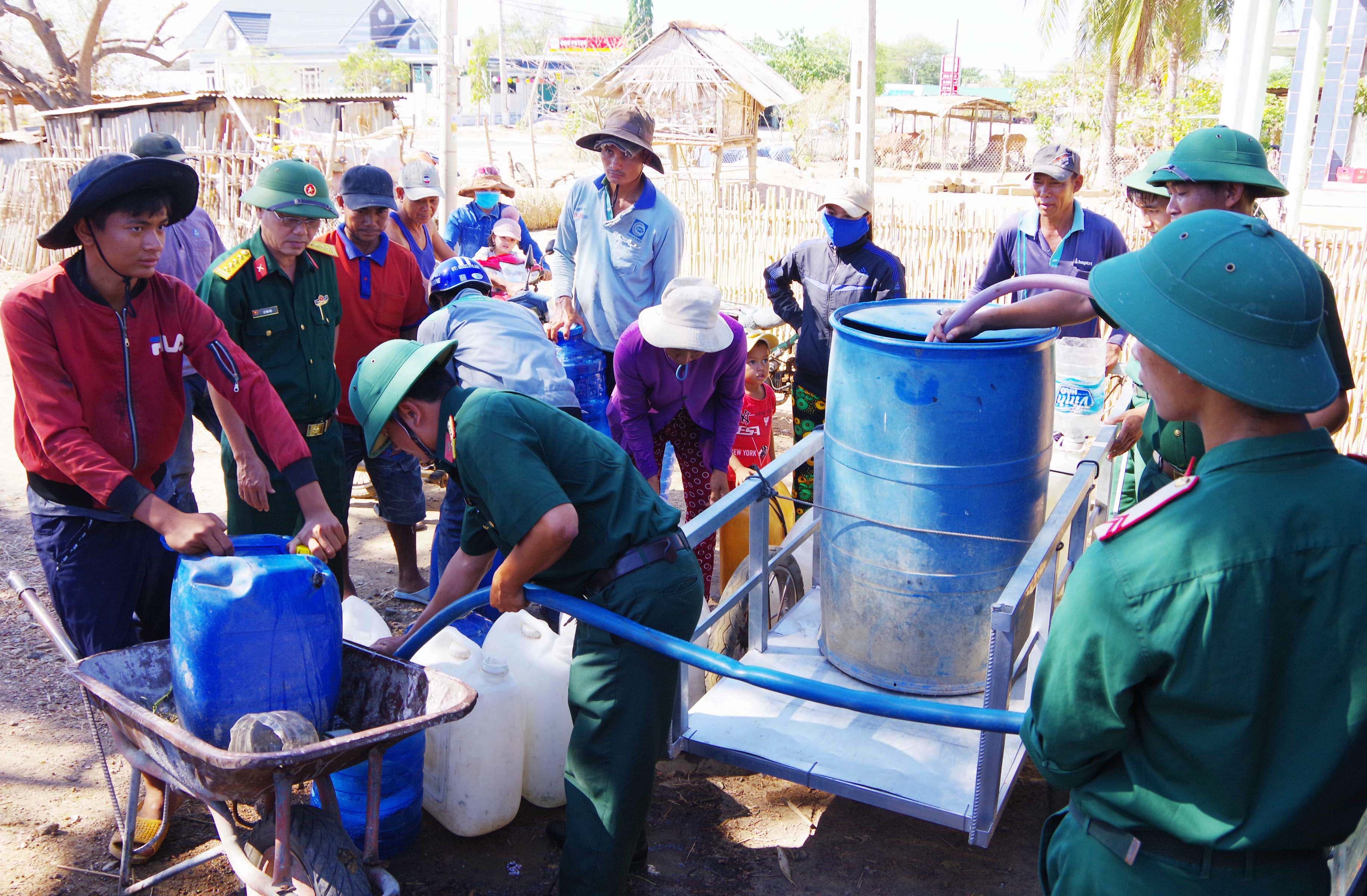 Quân, dân Bình Thuận nỗ lực chống hạn