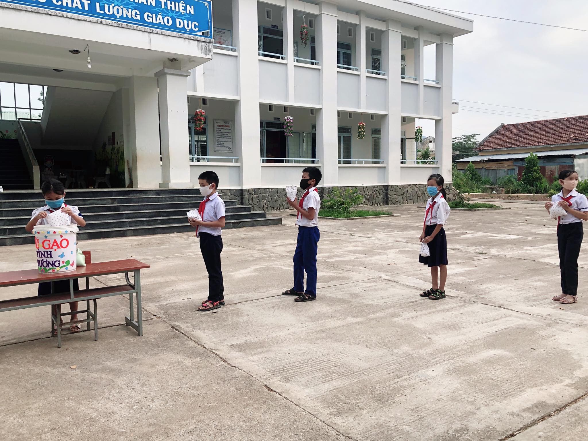 Nhân lên những "Hũ gạo tình thương"