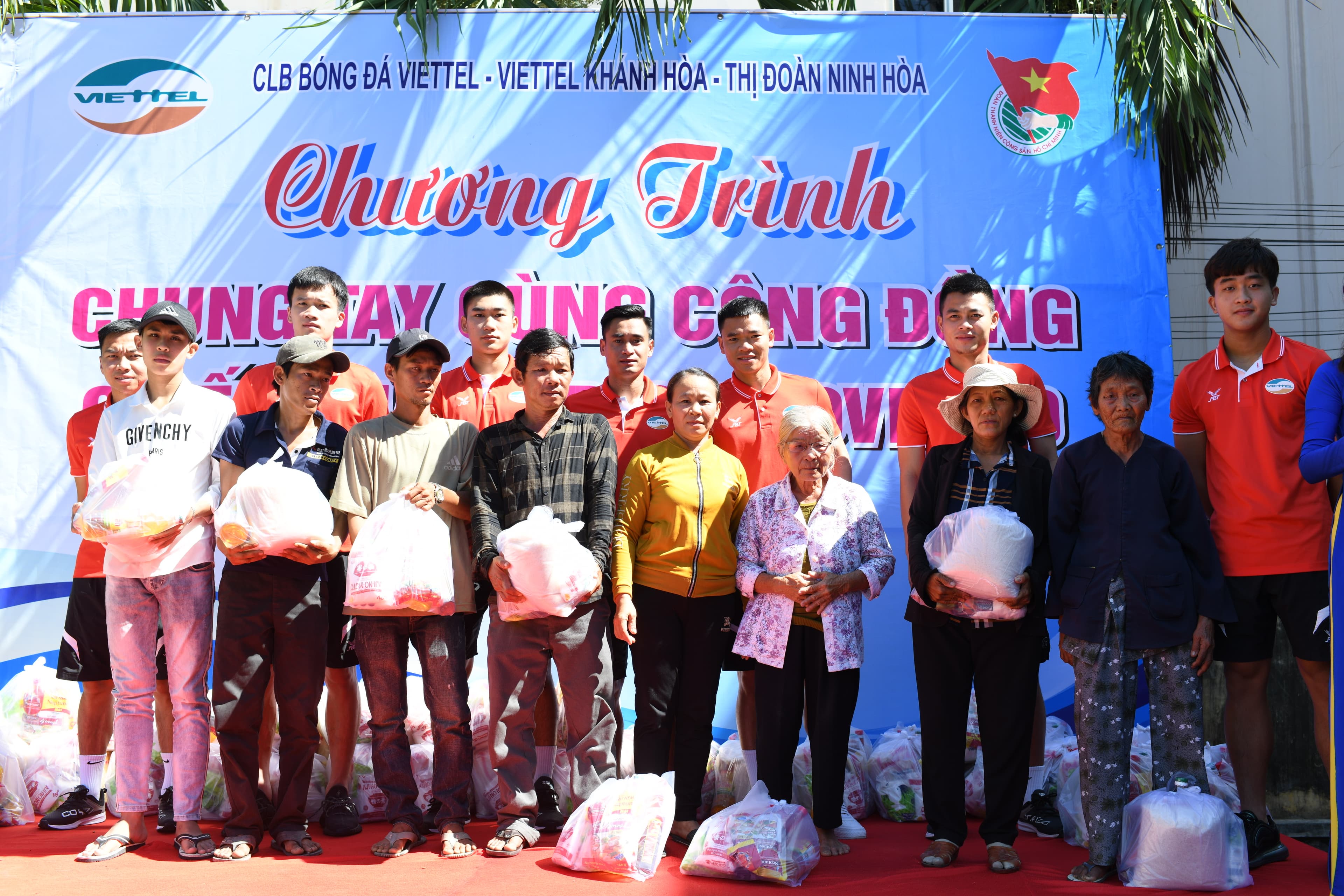Viettel FC trao quà tặng người dân có hoàn cảnh khó khăn