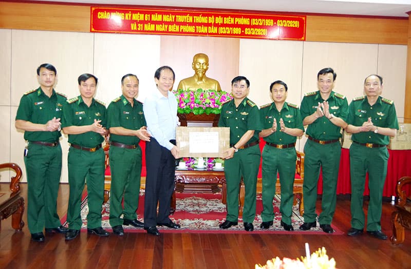 Trao đèn năng lượng mặt trời tặng chốt chống dịch Bộ đội Biên phòng Hà Tĩnh
