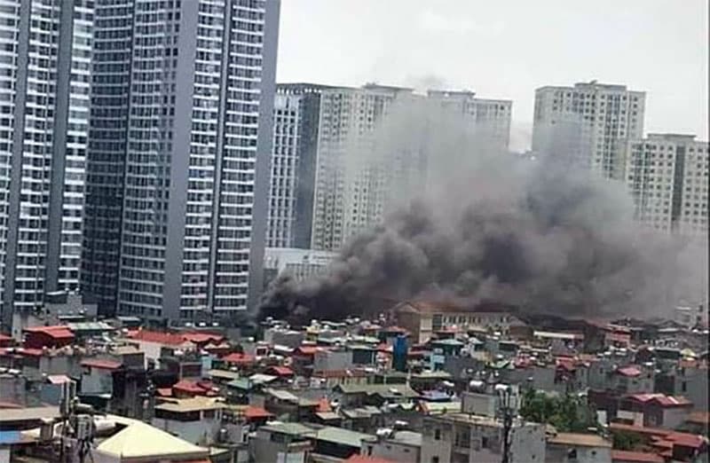 Kịp thời dập tắt đám cháy tại quận Hoàng Mai, Hà Nội
