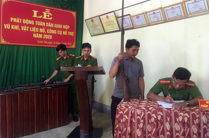 Người dân tự giác nộp 30 vũ khí tự chế