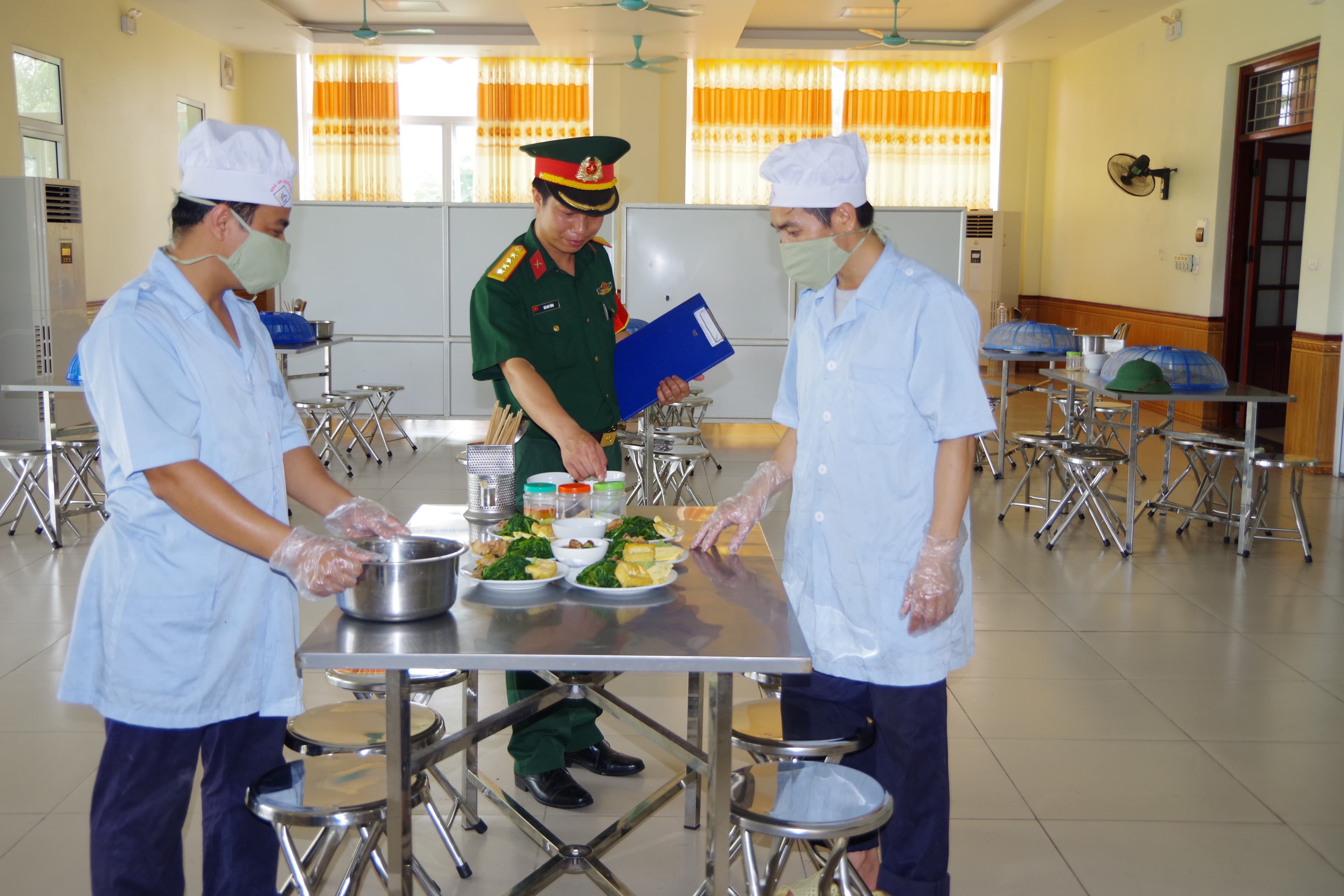 Sử dụng hiệu quả nguồn lực tại chỗ, nâng cao đời sống bộ đội
