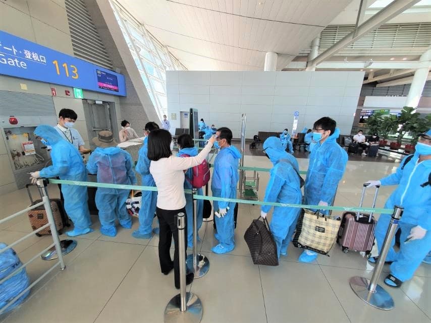 Hơn 300 công dân Việt Nam đầu tiên hồi hương từ Hàn Quốc