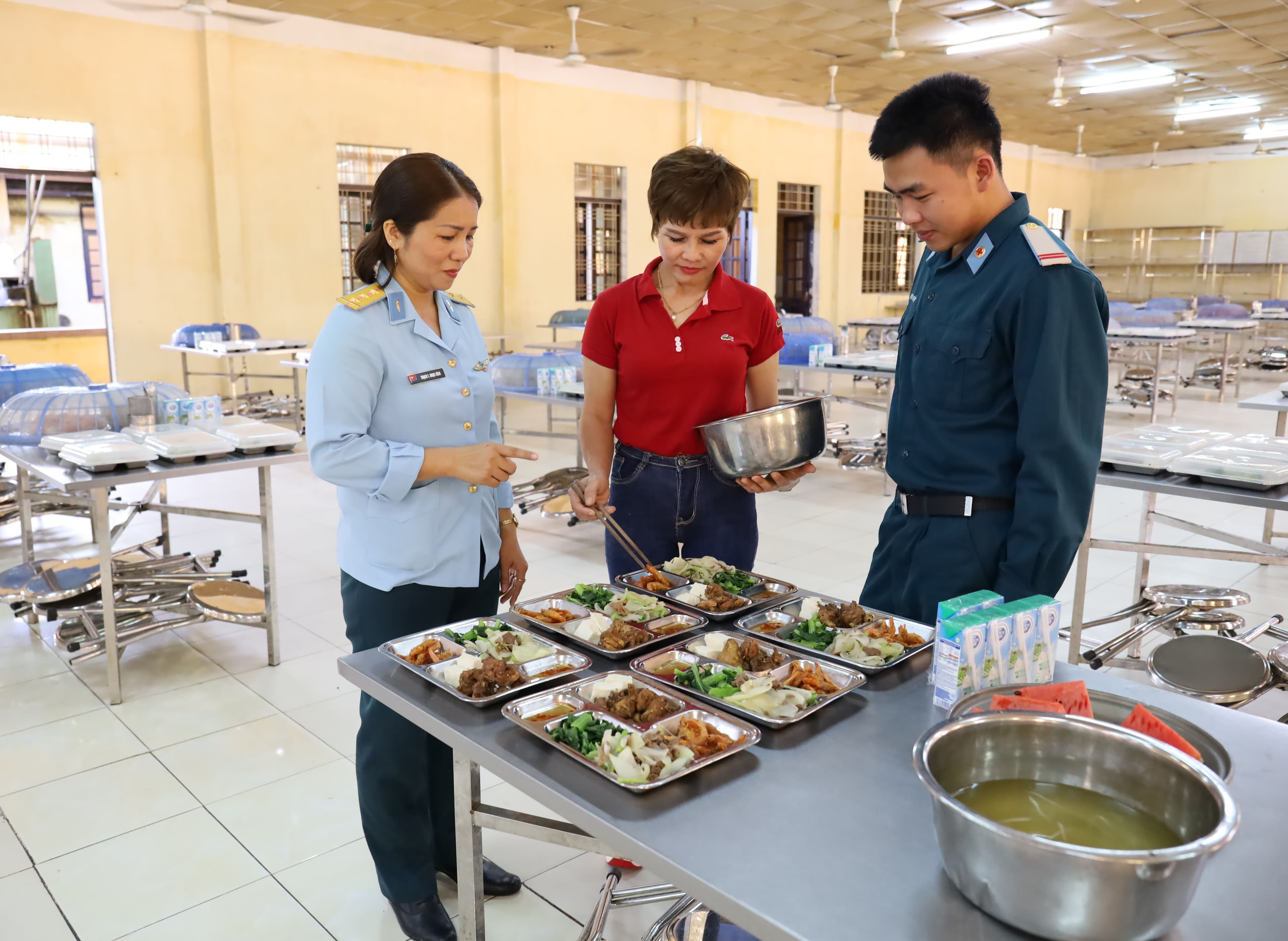 Nữ quản lý bếp ăn giỏi nuôi quân, đảm việc hội