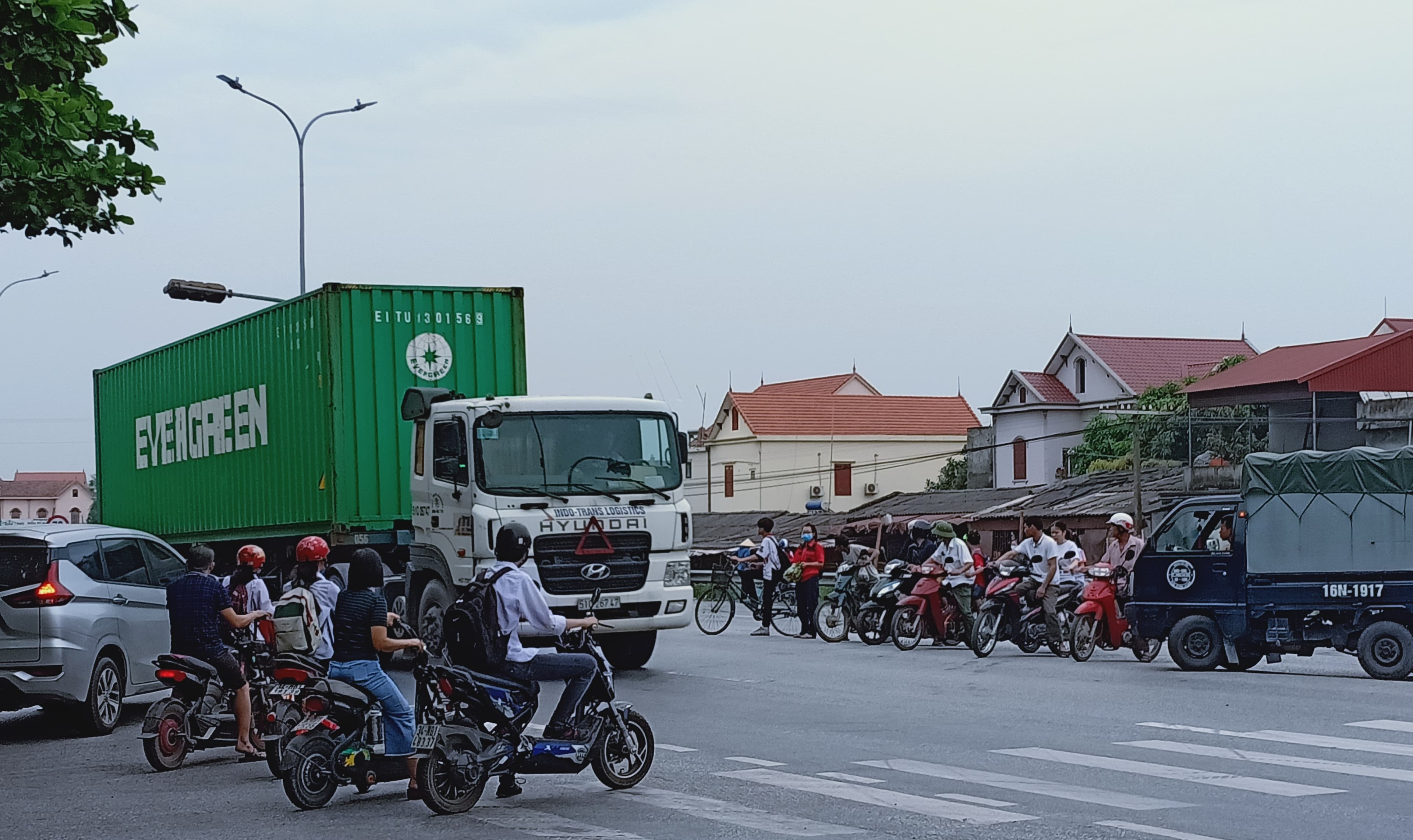 Tiềm ẩn nguy cơ tai nạn tại ngã tư giao cắt Quốc lộ 5