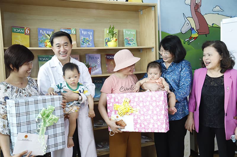 Phó chủ tịch nước Đặng Thị Ngọc Thịnh tặng quà động viên các bệnh nhi tại Bệnh viện K