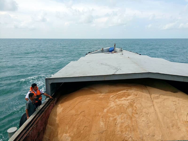 Cảnh sát biển bắt giữ tàu chở 200 tấn đường cát không có giấy tờ hợp pháp