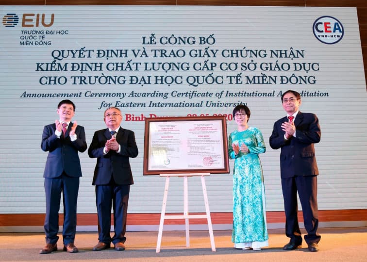 Trường Đại học Quốc tế Miền Đông đón nhận chứng nhận kiểm định chất lượng giáo dục