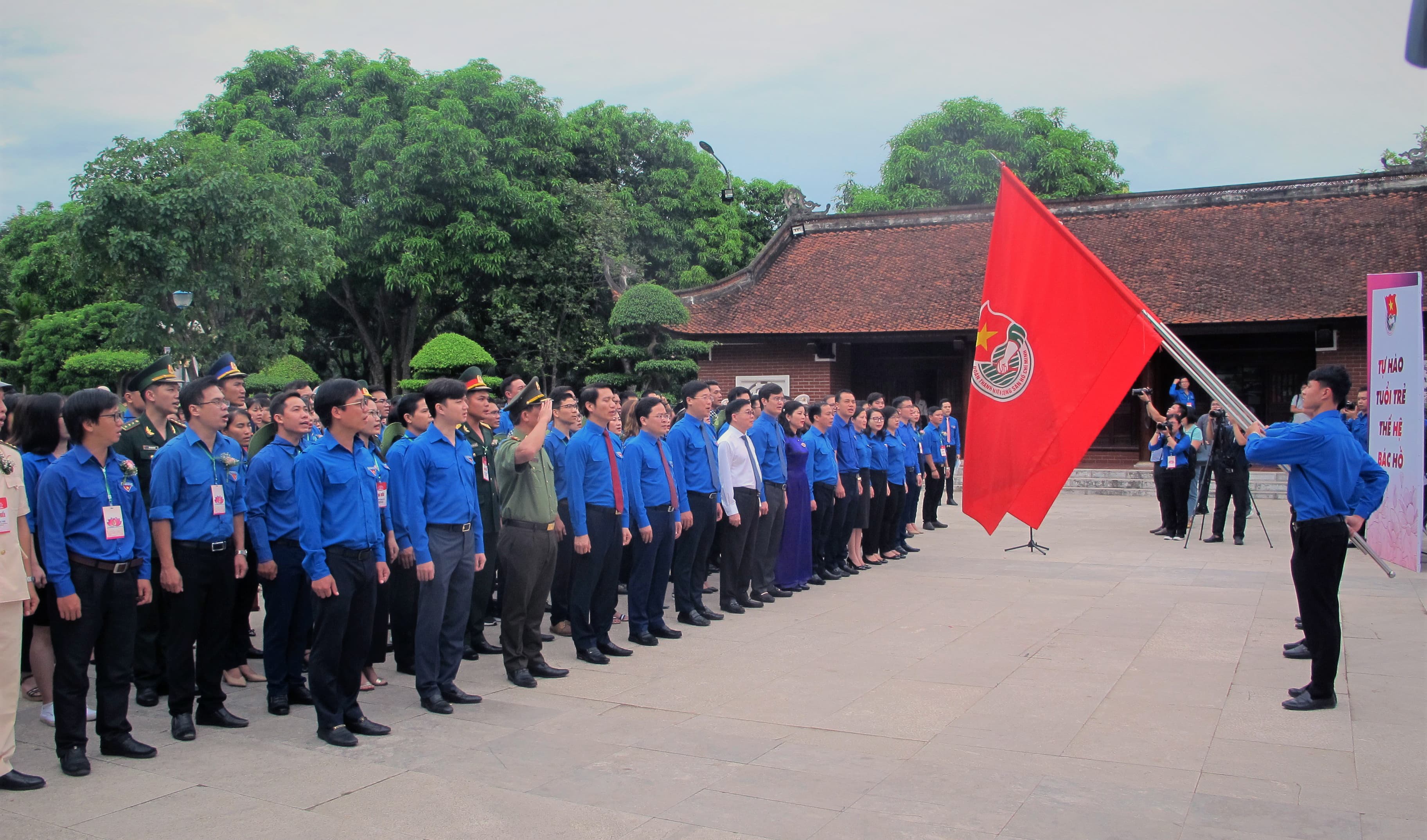 Lễ báo công dâng Bác và trao Huy hiệu Thanh niên tiên tiến làm theo lời Bác
