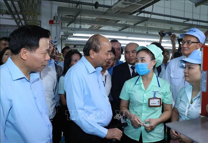 Thủ tướng Nguyễn Xuân Phúc thăm hỏi công nhân, người lao động