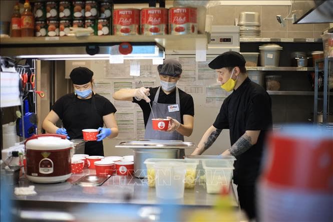 Quán ăn Việt "ấm tình người" giữa đại dịch Covid-19 tại Nga