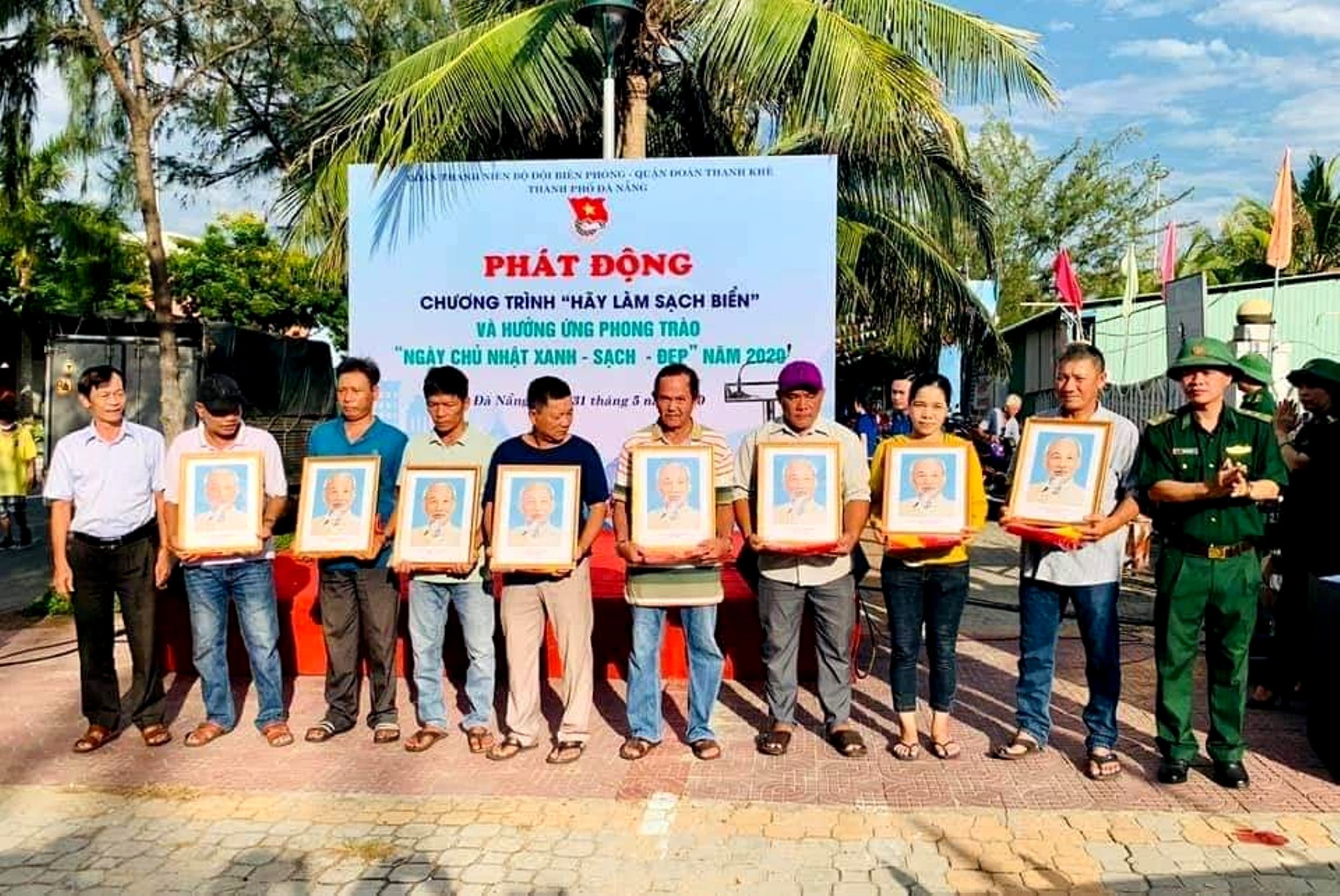 Trao tặng 300 lá cờ Tổ quốc và ảnh Bác Hồ cho ngư dân