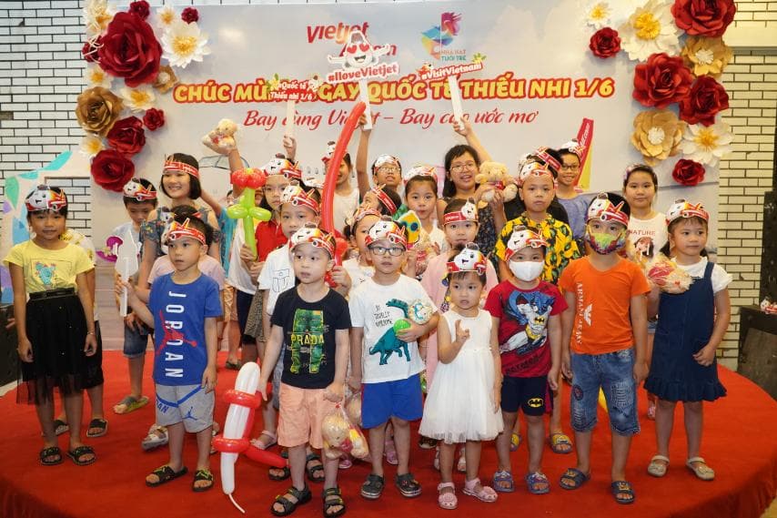Tặng hàng nghìn vé máy bay cho con em y bác sĩ tuyến đầu dịp 1-6