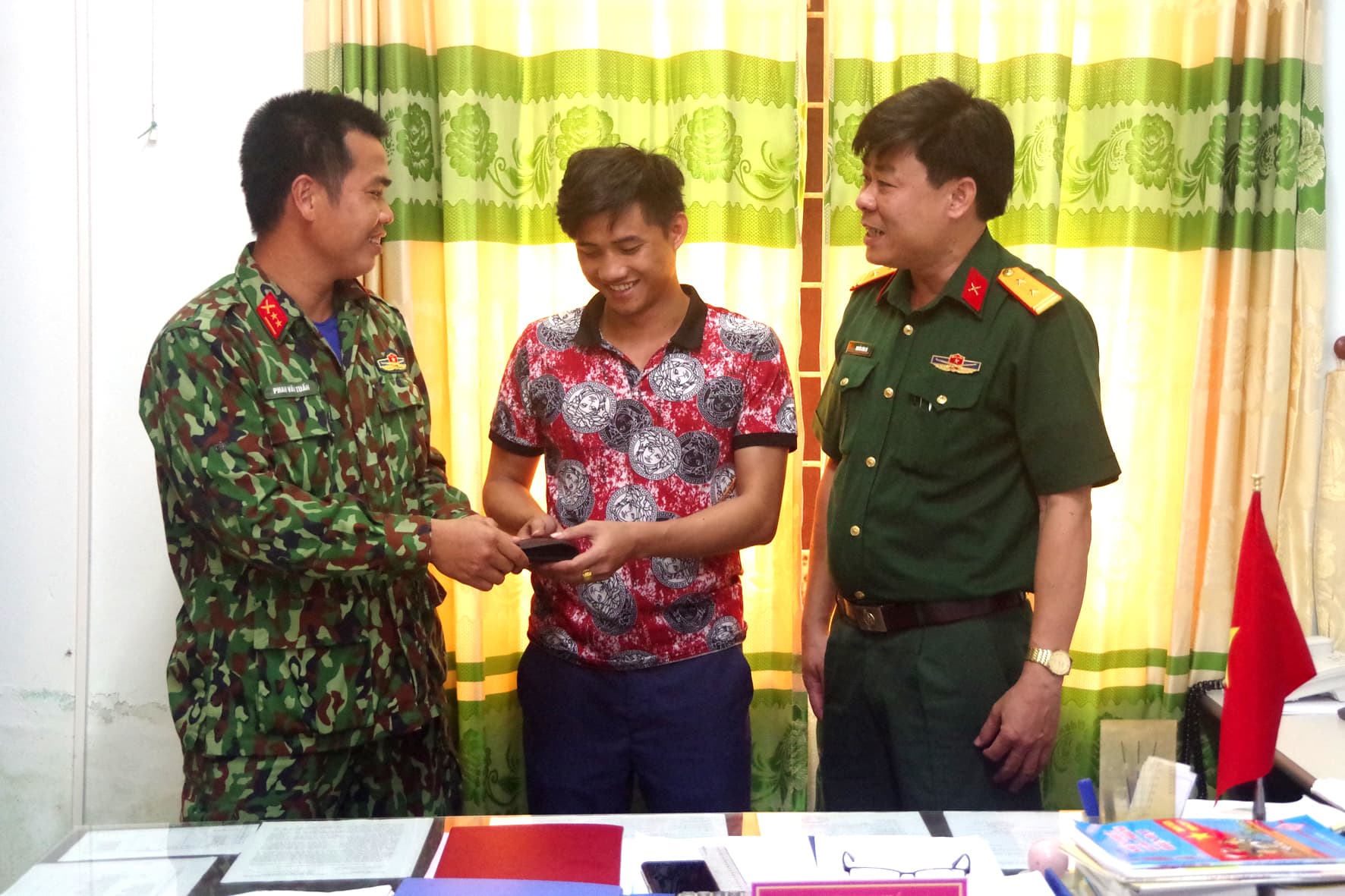 Nhặt được của rơi đi tìm người đánh mất trả lại