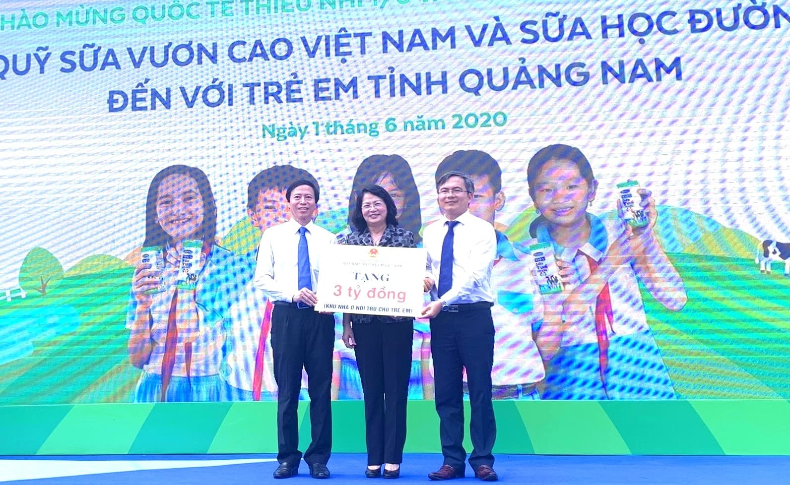 Phó Chủ tịch nước Đặng Thị Ngọc Thịnh thăm, tặng quà trẻ em Quảng Nam