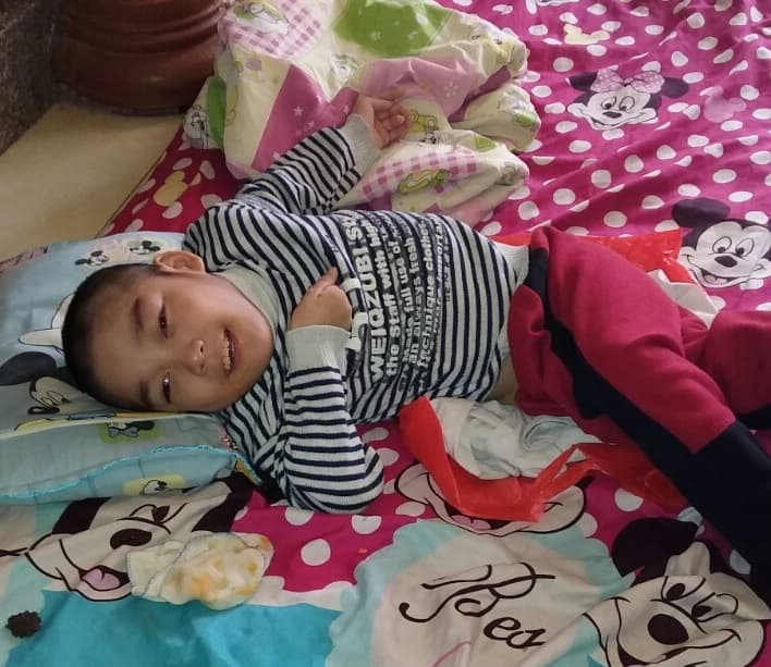 Gia đình cháu bé bại não cần được giúp đỡ