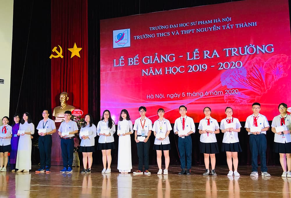 Lễ bế giảng ngập tràn “Vitamin hạnh phúc” ở ngôi trường kết thúc năm học sớm nhất cả nước