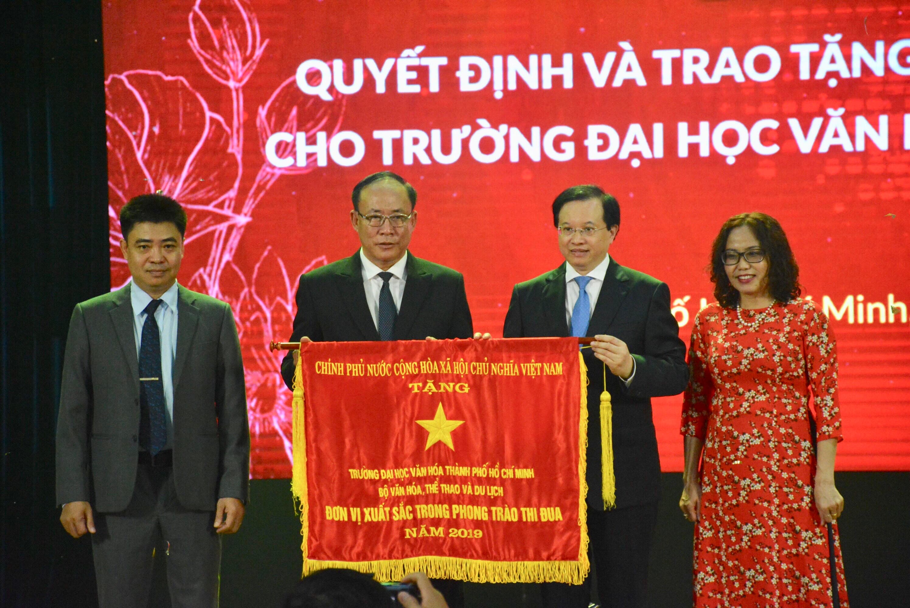Trường Đại học Văn hóa Thành phố Hồ Chí Minh đón nhận Cờ thi đua của Chính phủ