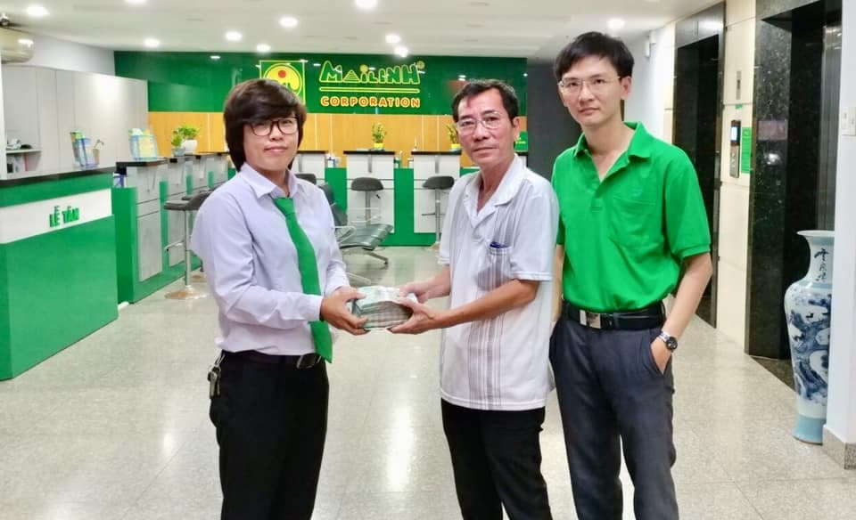 Trả lại 310 triệu đồng khách hàng để quên trên taxi Mai Linh