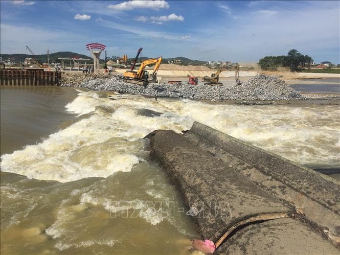 Nghệ An: Nỗ lực khắc phục sự cố vỡ đập Bara Đô Lương