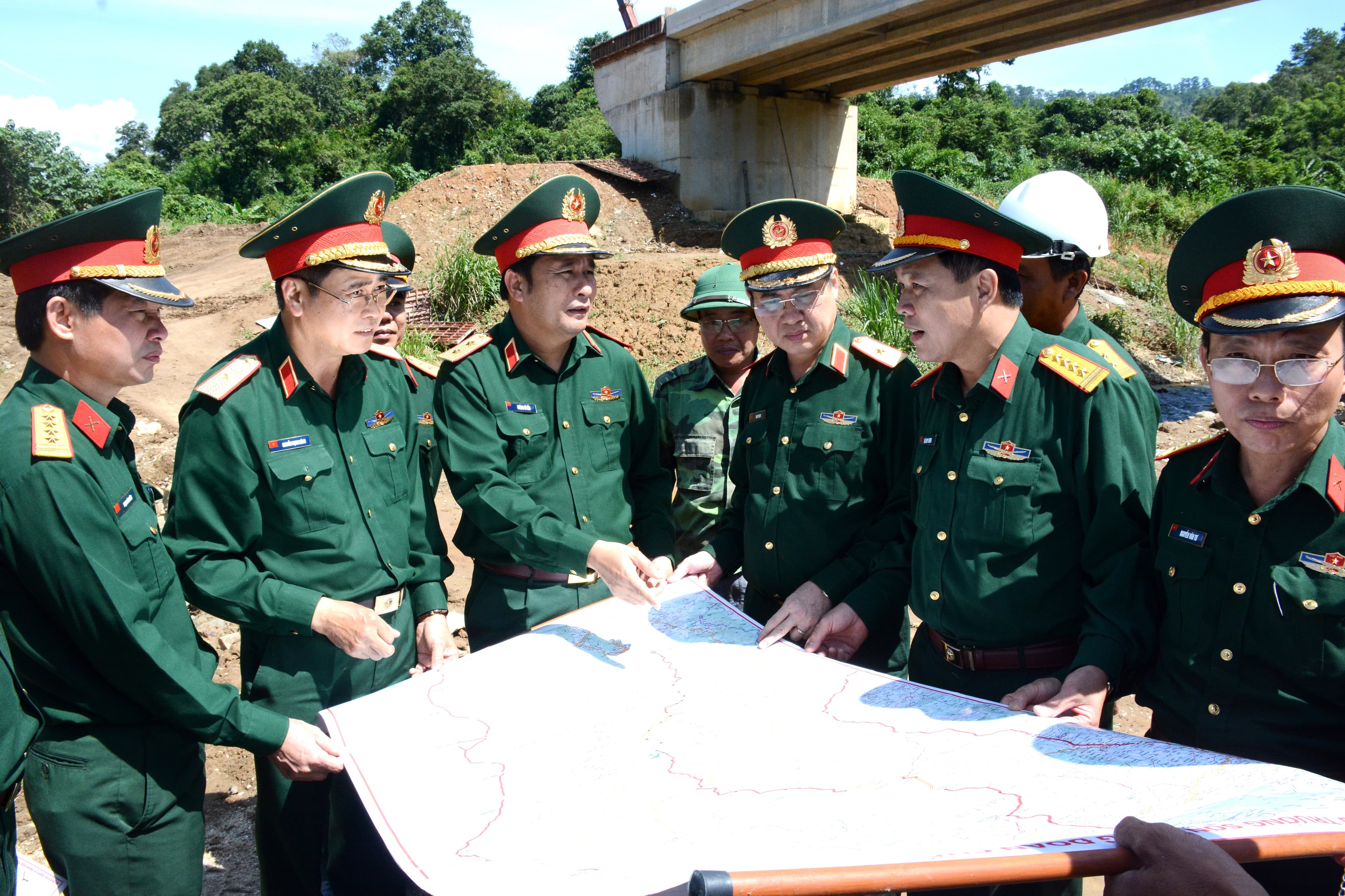 Phấn đấu hoàn thành tuyến đường Đông Trường Sơn đúng kỳ hạn