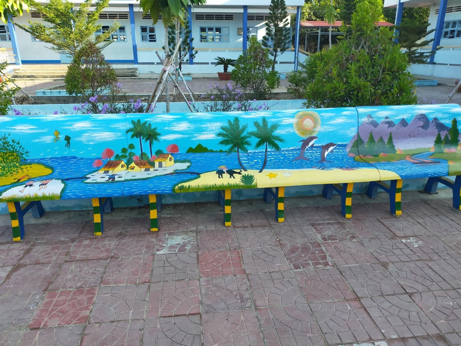 Trường thêm đẹp nhờ vẽ tranh trên ghế đá