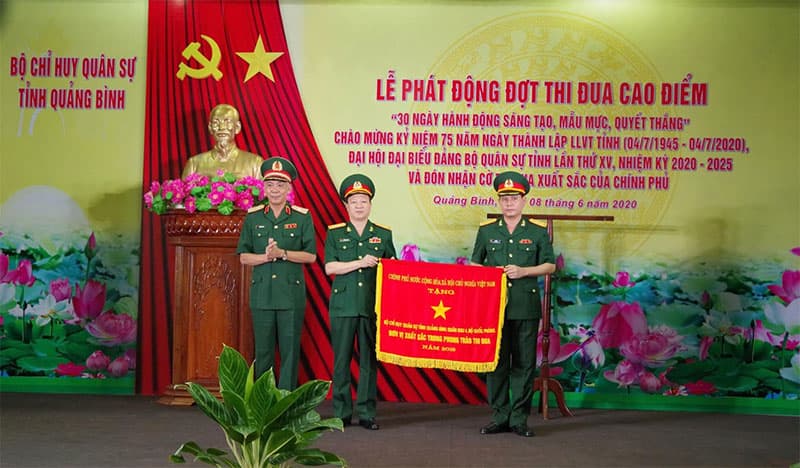 Bộ CHQS Quảng Bình đón nhận Cờ thi đua xuất sắc của Chính phủ
