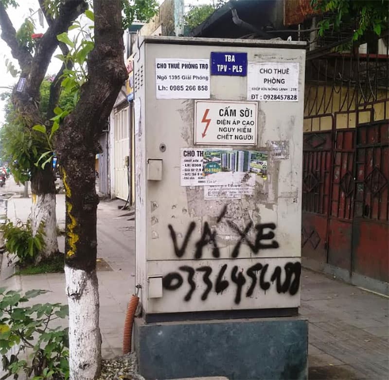 Nguy hiểm việc quảng cáo, rao vặt trên các tủ điện, trạm biến áp