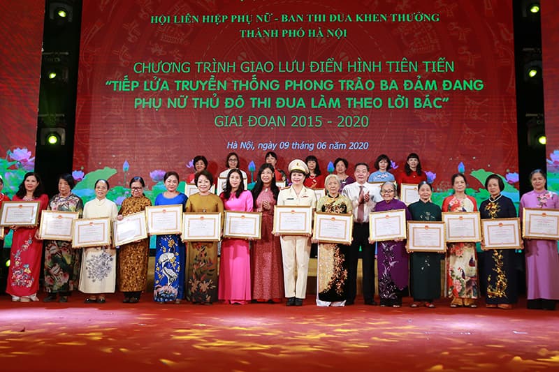 Giao lưu điển hình tiên tiến, phụ nữ Thủ đô thi đua làm theo lời Bác