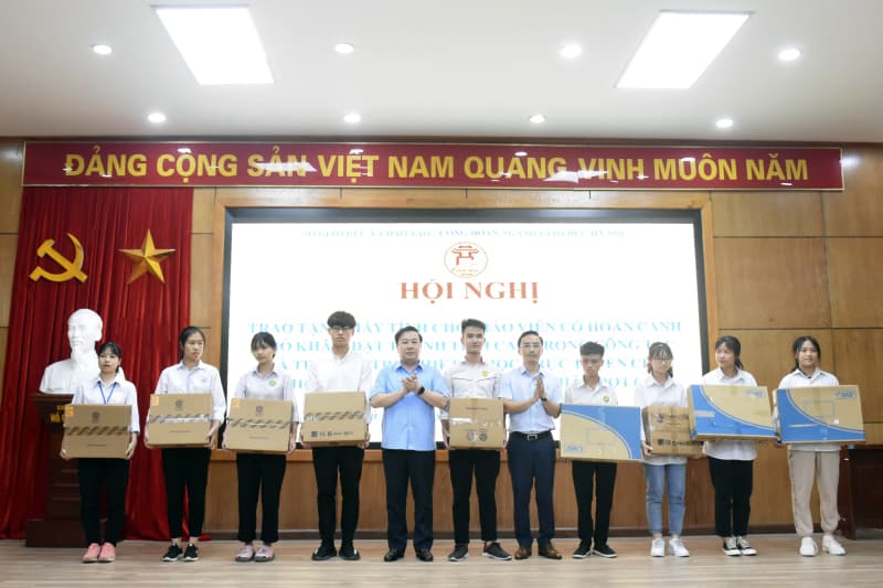Hà Nội trao thiết bị hỗ trợ dạy và học tặng giáo viên, học sinh có hoàn cảnh khó khăn