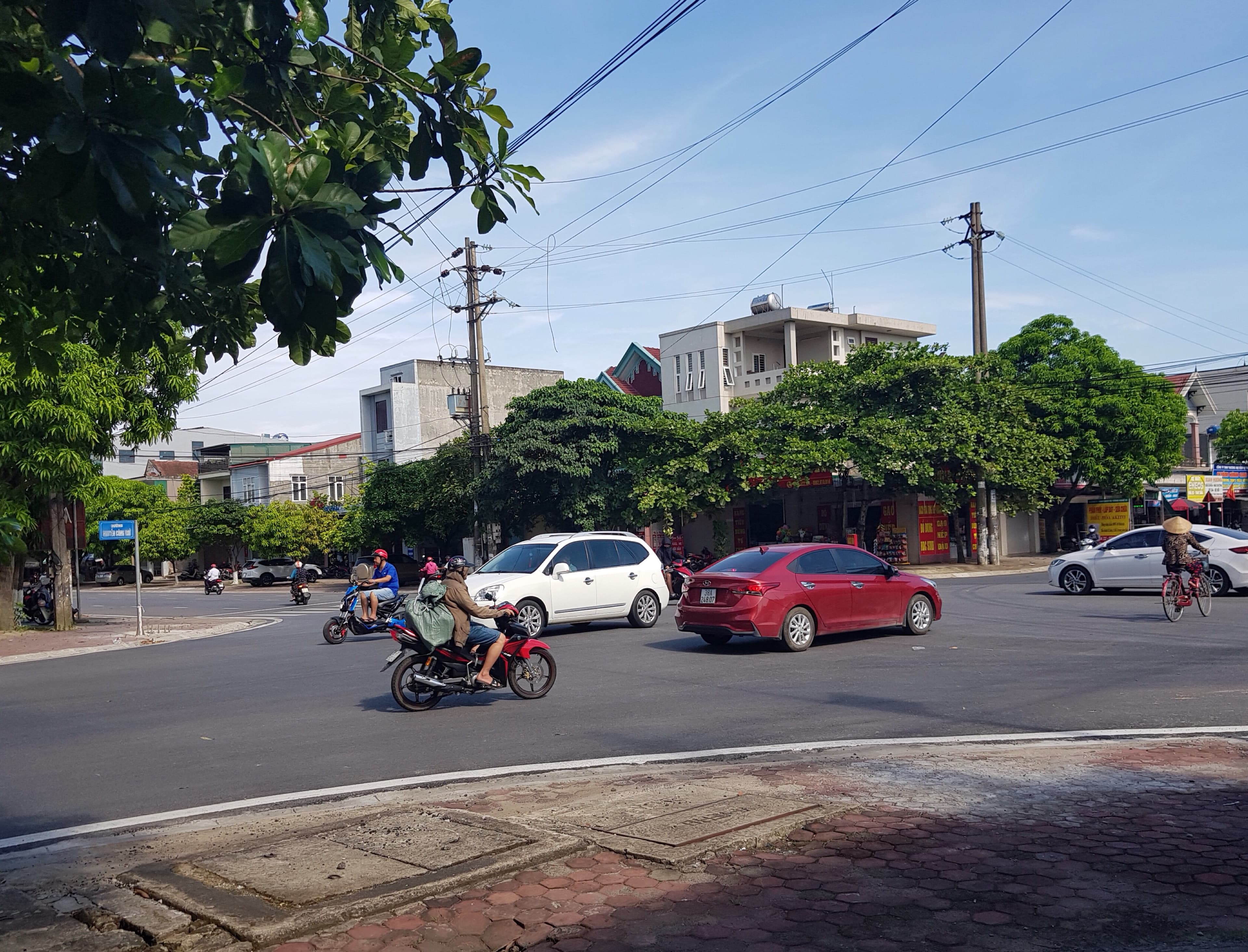 Cần lắp đặt đèn tín hiệu giao thông ở ngã tư đông đúc