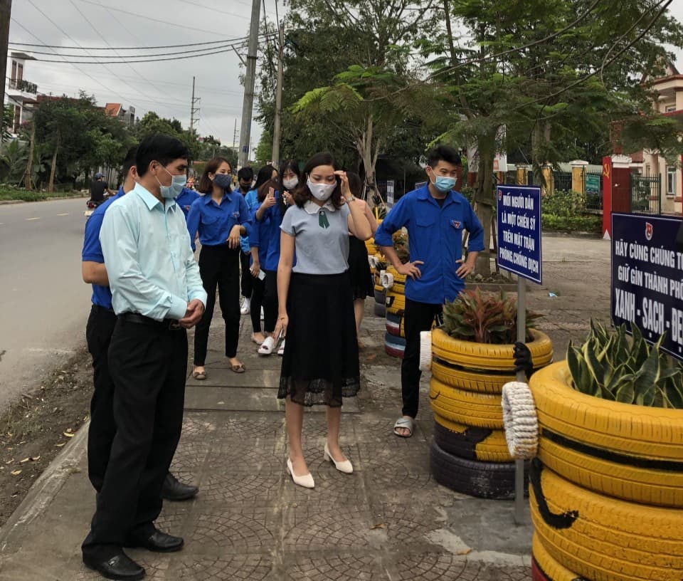 Tái chế lốp xe hỏng thành chậu trồng hoa