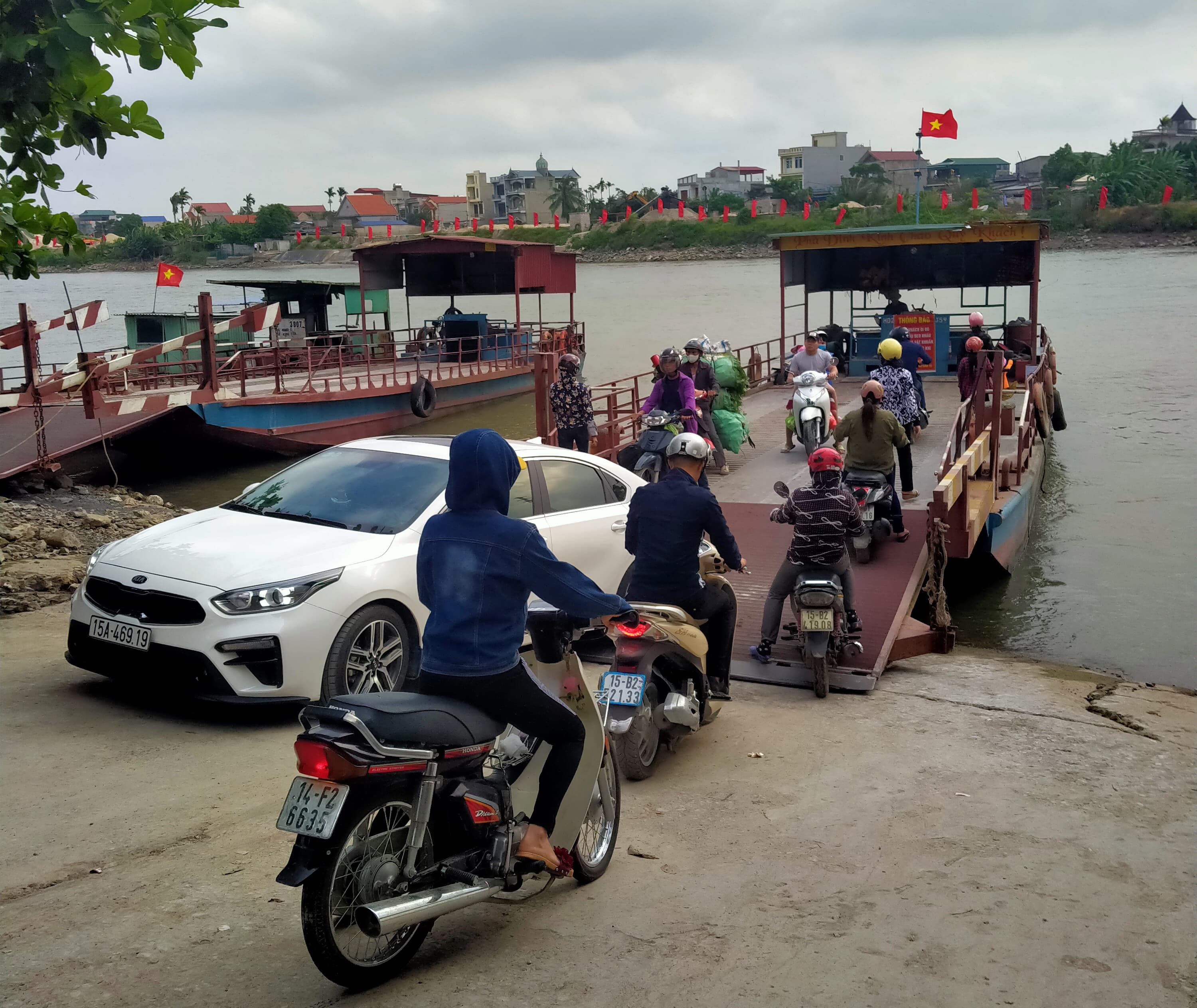 Nguy cơ mất an toàn từ phà Dinh