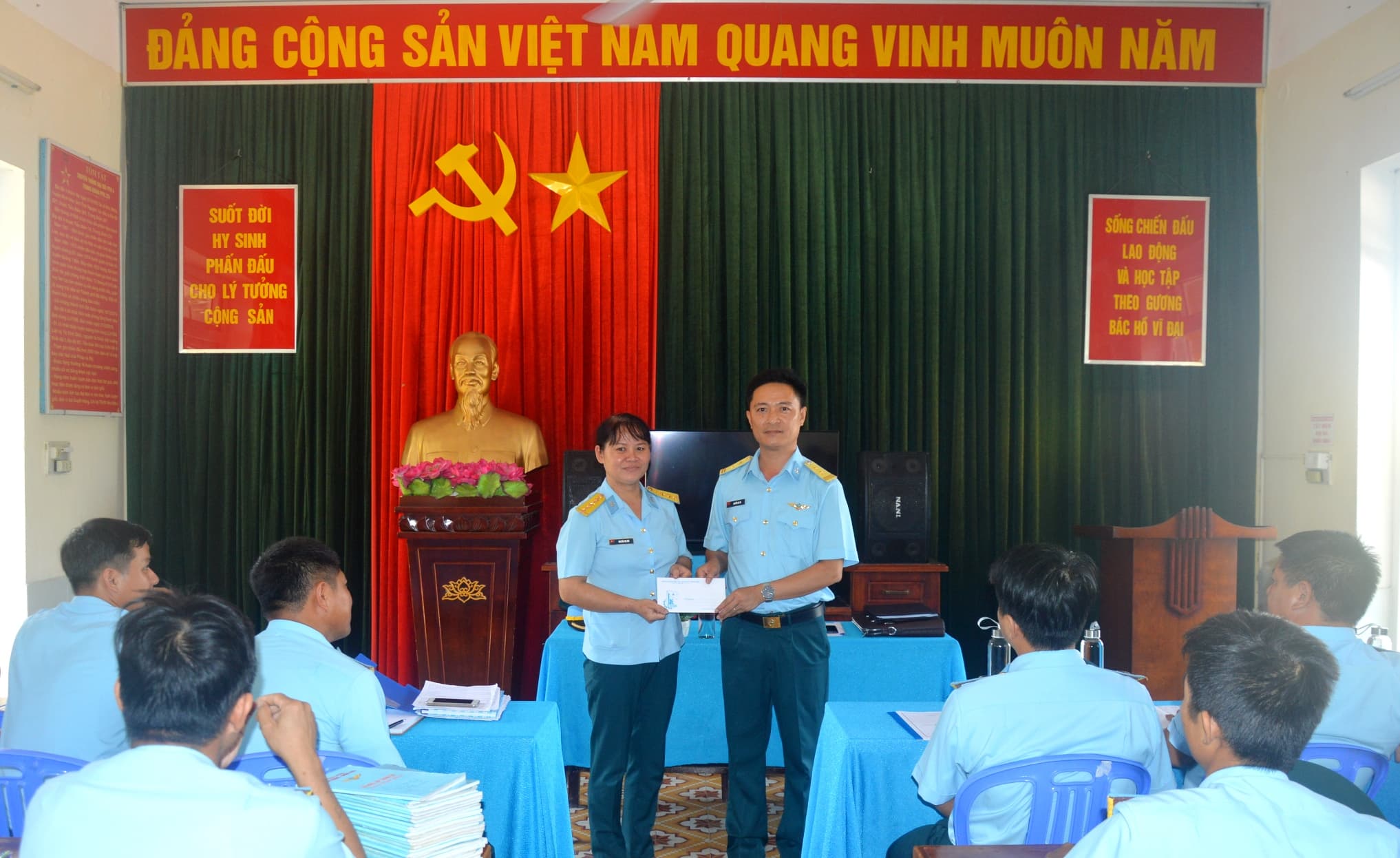 Nữ quân nhân nhặt được của rơi trả người đánh mất